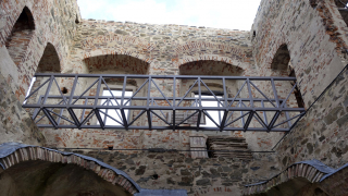 Montáž příhradové ocelové konstrukce lávek přes místnost č. 02