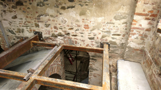 Svislé kotvení podestových průvlaků hlavního schodiště