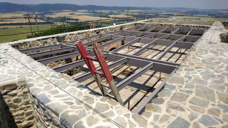 Montáž střešní ocelové konstrukce nad rytířským sálem