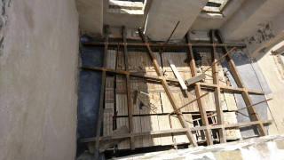 Montáž ocelového roštu zastropení v místnosti č. 09, horní pohled