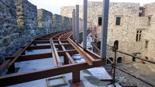 Montáž ocelové konstrukce ochozu po hradební zdi