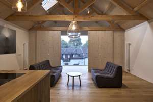 Pracovna je součástí obytného prostoru, ale dá se uzavřít