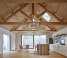 Obytný prostor se otevírá do vlašského krovu