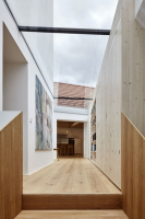 Dvě nové stavby propojuje prosklený krček. Jeho střešní plášť byl vytvořen v maximálně možných formátech skla, aby se minimalizovaly spoje skleněných ploch