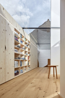 Dvě nové stavby propojuje prosklený krček. Jeho střešní plášť byl vytvořen v maximálně možných formátech skla, aby se minimalizovaly spoje skleněných ploch