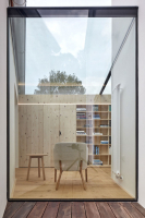 Dvě nové stavby propojuje prosklený krček. Jeho střešní plášť byl vytvořen v maximálně možných formátech skla, aby se minimalizovaly spoje skleněných ploch