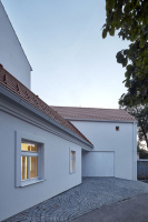 Starý domek byl sanován, okna jsou vyrobena podle původních