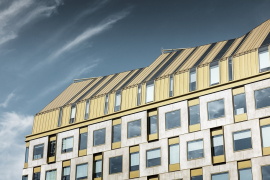 Zlatá střecha na kancelářské budově AURA