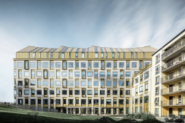 Zlatá střecha na kancelářské budově AURA