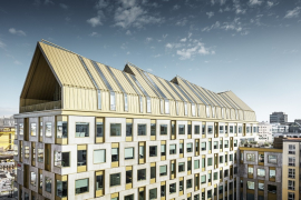 Zlatá střecha na kancelářské budově AURA