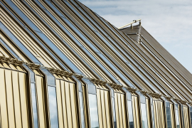 Zlatá střecha na kancelářské budově AURA