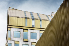 Zlatá střecha na kancelářské budově AURA