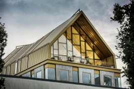 Zlatá střecha na kancelářské budově AURA