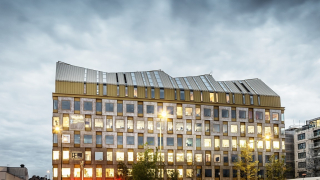 Zlatá střecha na kancelářské budově AURA