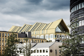 Zlatá střecha na kancelářské budově AURA