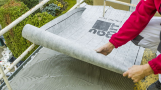 Vtlačení hydroizolační membrány do rychletuhnoucího lepidla Baumit FlexTop Speed