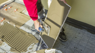Nanášení druhé vrstvy rychletuhnoucího lepidla Baumit FlexTop Speed před finální pokládkou dlažby