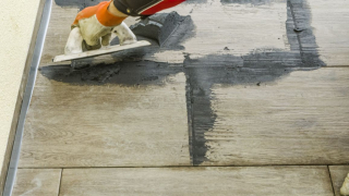 Spárování dlažby spárovací hmotou Baumit Baumacol PremiumFuge