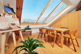 Topná skla ve spojení s velkoplošným posuvným oknem Solara dodávají pražskému bytu nebývalý komfort, prostornost a radost z výhledů. Technologie topných skel je zajímavá mimo jiné i proto, že kompenzuje tepelné ztráty bytu přímo v místech fasádních a střešních oken