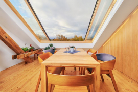 Technologie ThermoGlass® využívá průhlednou kovovou nanovrstvu na povrchu skla k transformaci elektrické energie na sálavé teplo. Nanovrstva se nanáší na povrch rozžhaveného skla dlouhodobě ověřeným výrobním procesem, který zaručuje její dlouhodobou životnost. Sklo vyzařuje přesně ty vlnové délky (2–13 mikrometrů), které lidské tělo vnímá pro tepelnou pohodu jako ideální