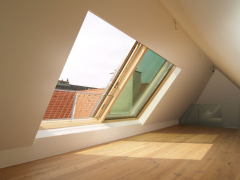 Dobře navržené posuvné prosklení střechy dává bytům jedinečnost, luxus, velkou porci romantiky a také funkční vstupy na střešní balkony