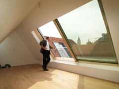 Dobře navržené posuvné prosklení střechy dává bytům jedinečnost, luxus, velkou porci romantiky a také funkční vstupy na střešní balkony