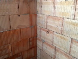 Ukázka výhod technologie broušeného zdiva Profi – bezproblémová návaznost obvodové a meziobjektové akustické stěny řadového domu