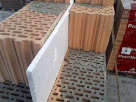 Dvojitá konstrukce meziobjektové stěny dvojdomu z cihel Porotherm 25 AKU Z