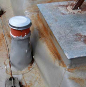 Obr. 6: Prostup těsně u atiky, resp. výstupu na střechu