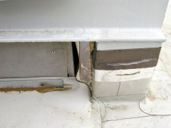 Obr. 2: Učebnicový detail patologie stavebních detailů. Je na něm vše špatně, na co si člověk vzpomene