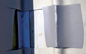 Obr. 4: Detail naprosto nedostatečného svaru, přivaření k patnímu úhelníku