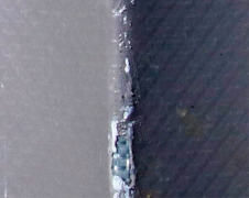 Obr. 5: Nedostatečné navaření syntetické fólie k patnímu úhelníku