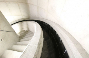 Spadiště s tangenciálním nátokem a spirálovým obtokem