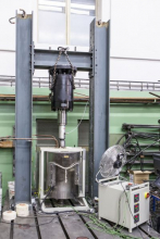 Zkušebna KÚ. Zkušební sestava pro testování stavebních materiálů za vysokých teplot až do 1 000 °C. Zatěžování realizováno hydraulickým systémem. Vysokoteplotní namáhání zajištěno válcovou pecí CLASIC s vyhřívaným prostorem průměru 350 mm a výšky 300 mm (foto: Jiří Ryszawy, VIC ČVUT)