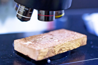 Analýza vzorku keramiky konfokálním 3D rastrovacím mikroskopem LEXT OLS3000 (foto: Jiří Ryszawy, VIC ČVUT)