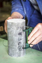 Instalace extenzometru pro zkoušku modulu pružnosti cementového kompozitního materiálu UHPC (foto: Jiří Ryszawy, VIC ČVUT)