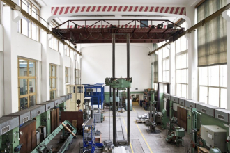 Zkušebna KÚ – celkový pohled do hlavní haly mechanické zkušebny (zdroj: archiv Kloknerova ústavu)