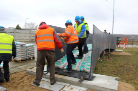 Provádění statické zatěžovací zkoušky na lávce číslo 1