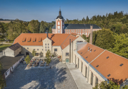 Celkový pohled na Kamenický pivovar se zámkem v pozadí (foto: Pivovar Kamenice)