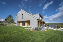 Klienti si přáli, aby přízemí sloužilo pouze pro denní obytné místnosti. Ve 2. NP se tedy nacházejí všechny ložnice. Toto podlaží je proto větší než plocha prvního podlaží