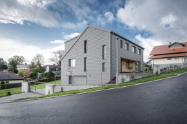 Vstup do domu se nachází v severní fasádě na úrovni prvního nadzemního podlaží, vjezd do suterénu je díky svažitému pozemku na východní straně