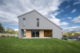 Okna mají stejnou barvu jako šindel