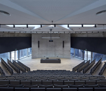 Aréna má díky strmosti tribun výbornou viditelnost stejně jako čistou akustiku