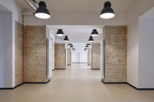 Interiér historické budovy po rekonstrukci – tradiční materiály autoři přiznali v čisté formě