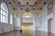 Rozlehlá budova původně sloužila jako soud a věznice