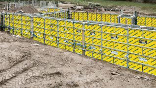 Ruční rámové bednění Frami Xlife je ideálním pomocníkem například pro realizaci základů nebo menších projektů. Pro manipulaci totiž není třeba jeřáb