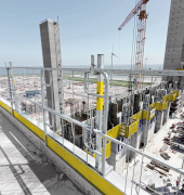 Bezpečnostní systémy, jako například systém ochrany volného okraje Doka XP, je možné zajistit online. Navíc jsou kompatibilní s bednicími systémy Doka