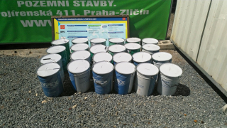Obr. 10: Xypex Concentrate ve vědrech o hmotnosti 25 kg čeká na aplikaci nástřikem na pracovišti poblíž šachet kanalizace Ďáblice. Jak Xypex Concentrate, tak i Xypex Modified byly během projektu použity k hydroizolaci a ochraně betonu