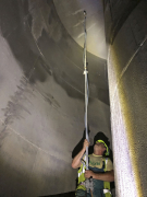 Obr. 12: Aplikace Xypexu Concentrate na vnitřní povrchy velké spádové šachty v novém systému odvodu odpadních vod na Praze 8