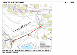 Obr. 5: Pohled na systém sběru a odvodu odpadních vod (červená čára), zahrnující dvě velké šachty betonované na staveništi, které jsou ošetřeny výrobky Xypex Concentrate a Xypex Modified. Starý systém (modrá čára) zahrnoval 6 úzkých spádových šachet, které se často ucpávaly